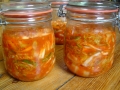 Kimchi in Bügelgläser füllen