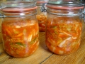 Kimchi in Bügelgläser füllen